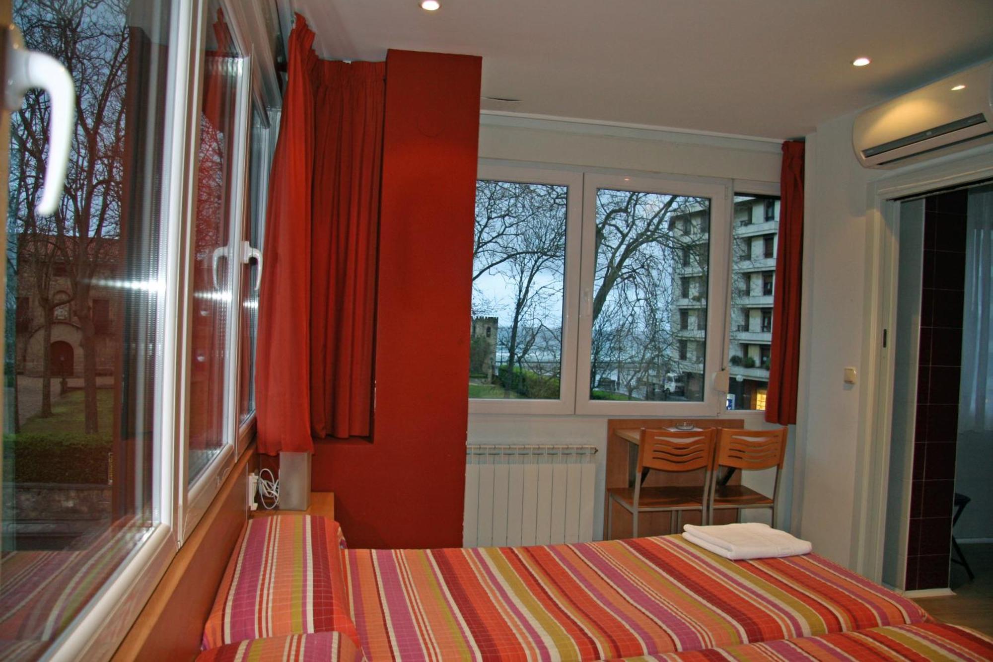 Ekia Pentsioa Hotel Zarautz Exterior photo