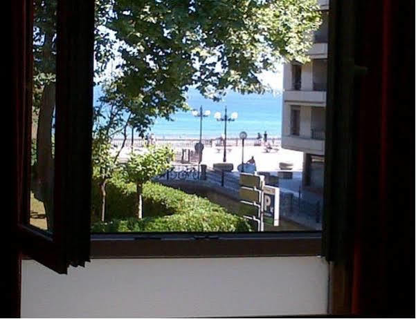 Ekia Pentsioa Hotel Zarautz Exterior photo